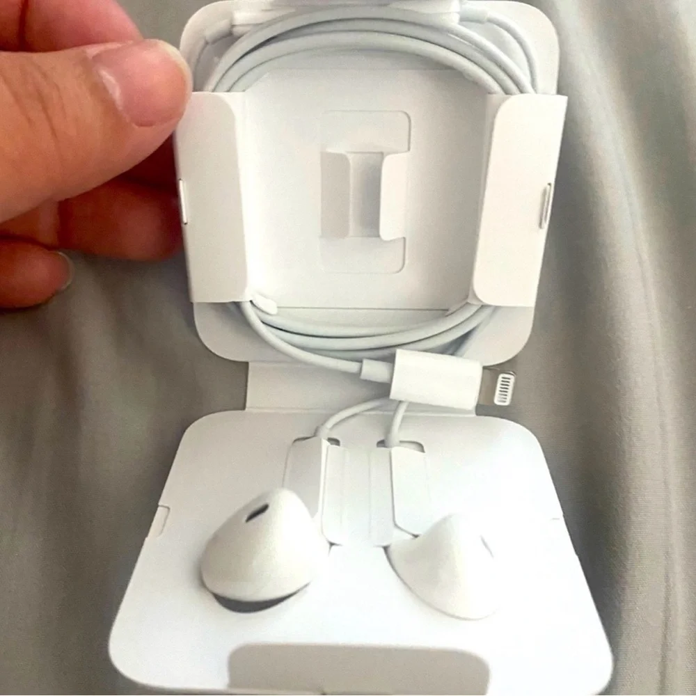NEW Apple White Earbud Headphones